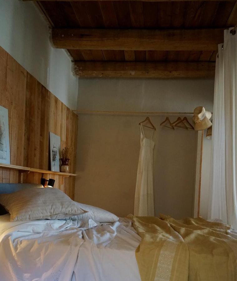 Can Tat, Loft In A Old Coach House Sant Jordi Desvalls Extérieur photo