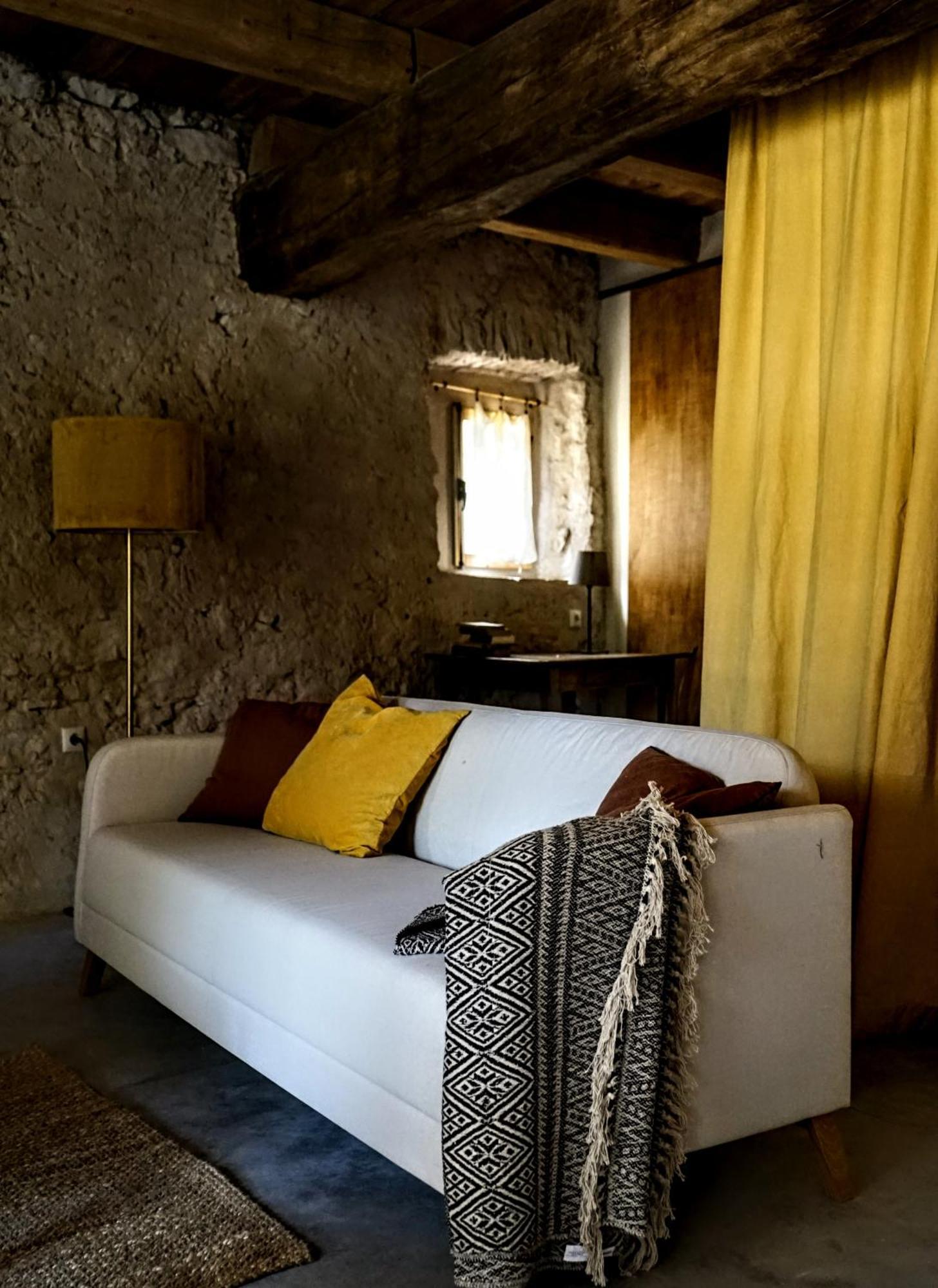 Can Tat, Loft In A Old Coach House Sant Jordi Desvalls Extérieur photo